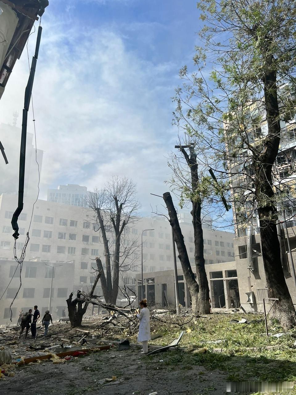 泽连斯基发文：俄罗斯今天再次对乌克兰发动大规模导弹袭击。包括向基辅在内的多座城市