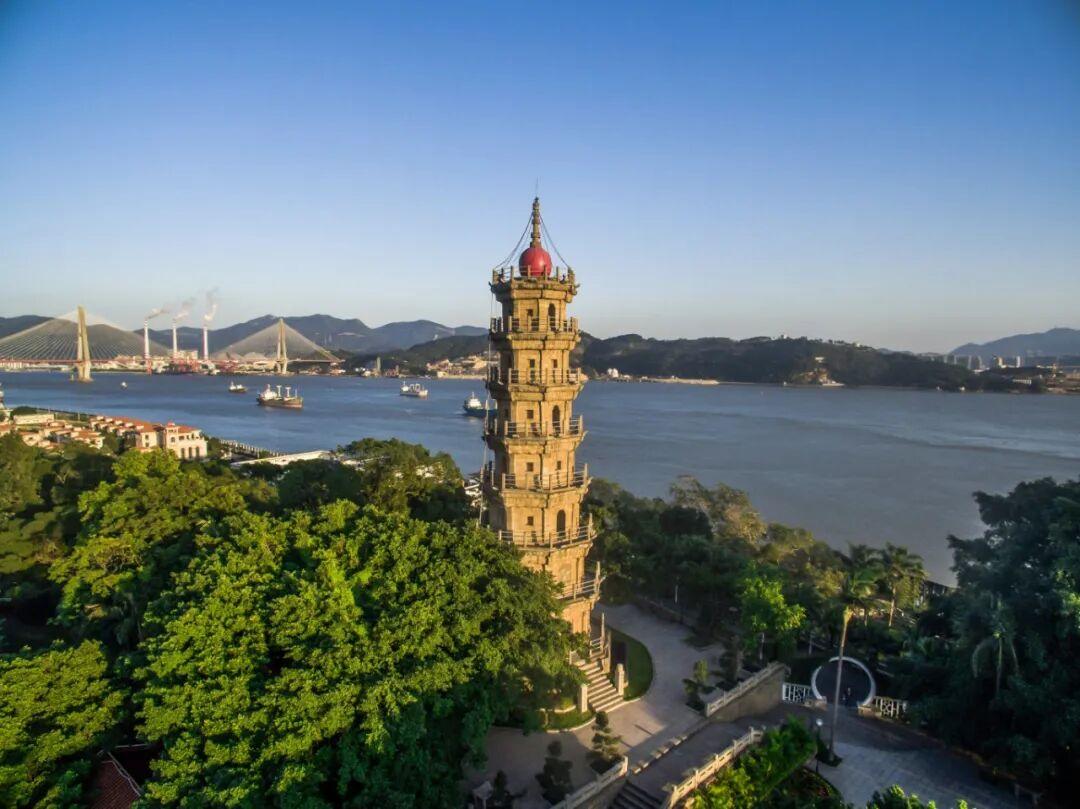 【节奏慢，是能力托举出来的；脾气好，是稳定情绪的彰显；说话少，是谨慎靠谱的表现】