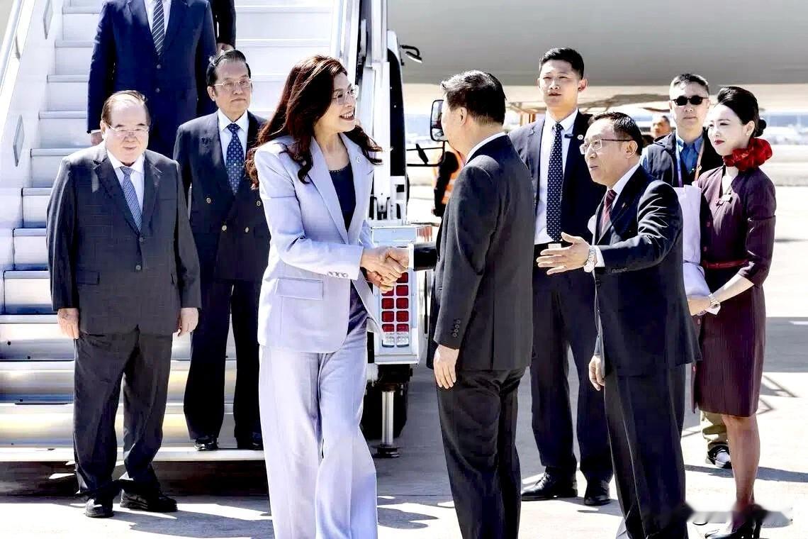 郑丽文访陆已过去近半年，民进党当局却从中无端挑刺，对国民党进行攻击，这不是穷途末