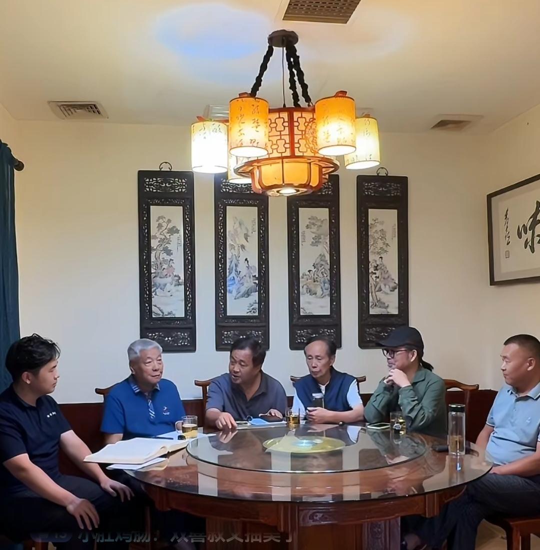 今日榜书万里行团队在长沙约见“诸商”，为浙江诸暨进行商贸推广，宣传诸暨文化。
