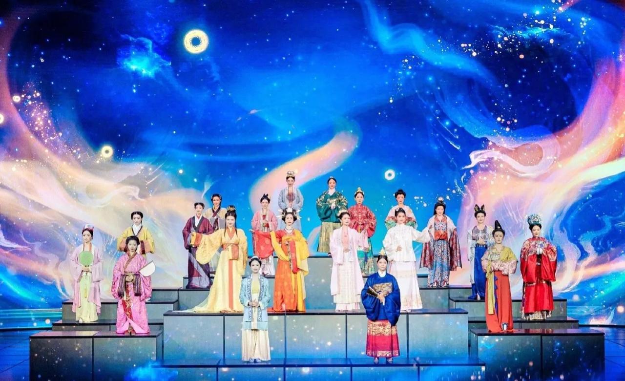 刘诗诗穿唐装是真美，不愧是北京舞蹈学院毕业的，身材、气质俱佳，优雅不失华贵！
