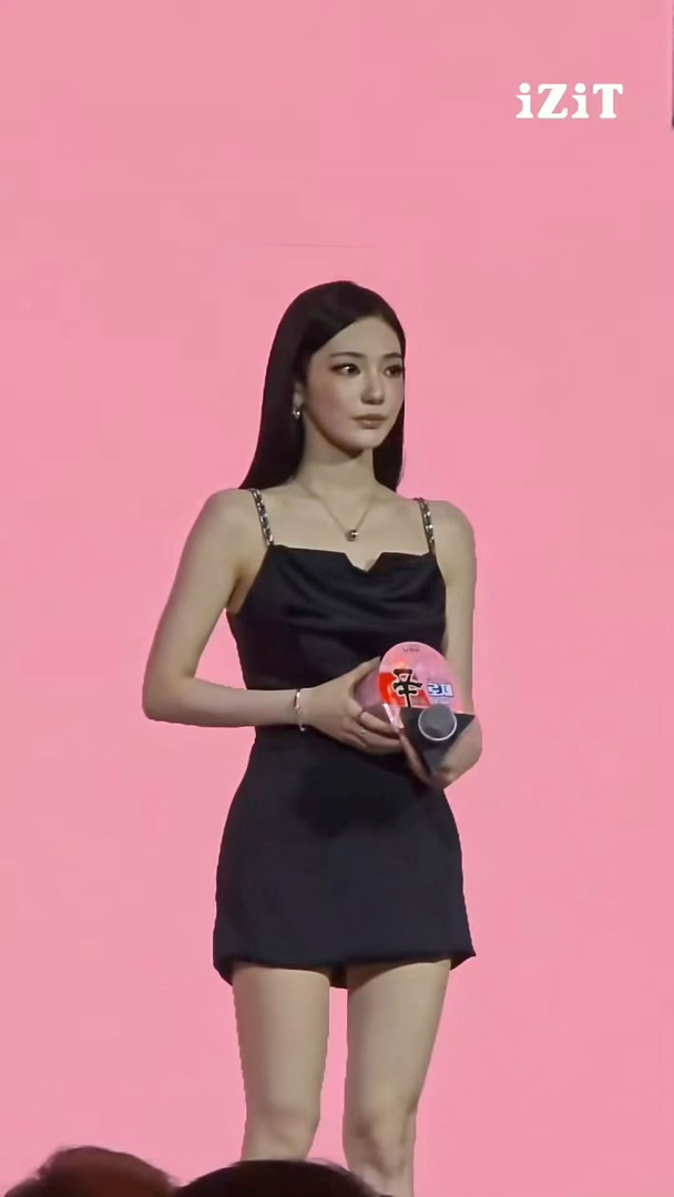 宁艺卓吊带短裙宁艺卓贴头皮造型 贴头皮也好美吧！ 