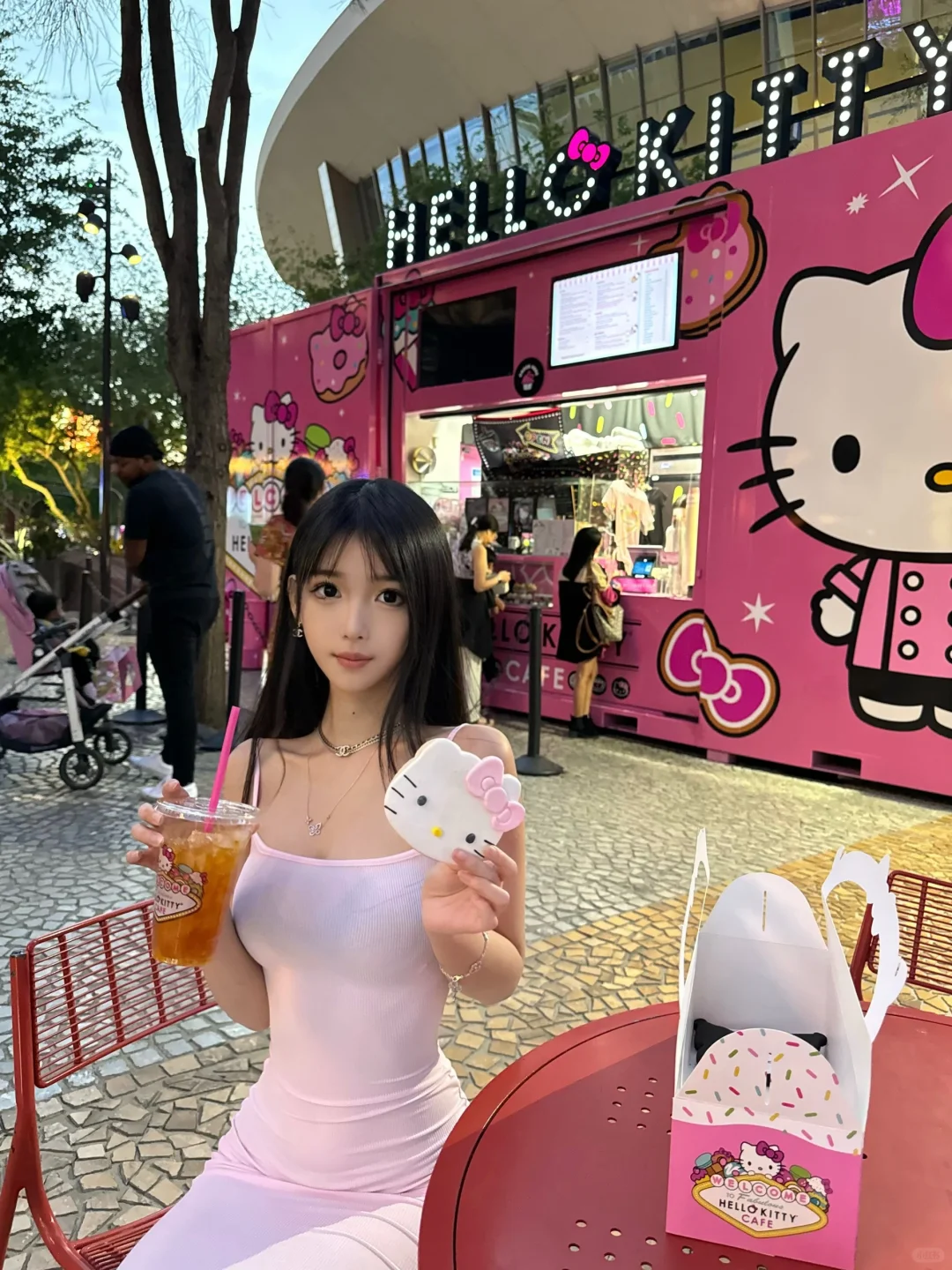 在美国！hellokitty的移动咖啡车…🎀💖