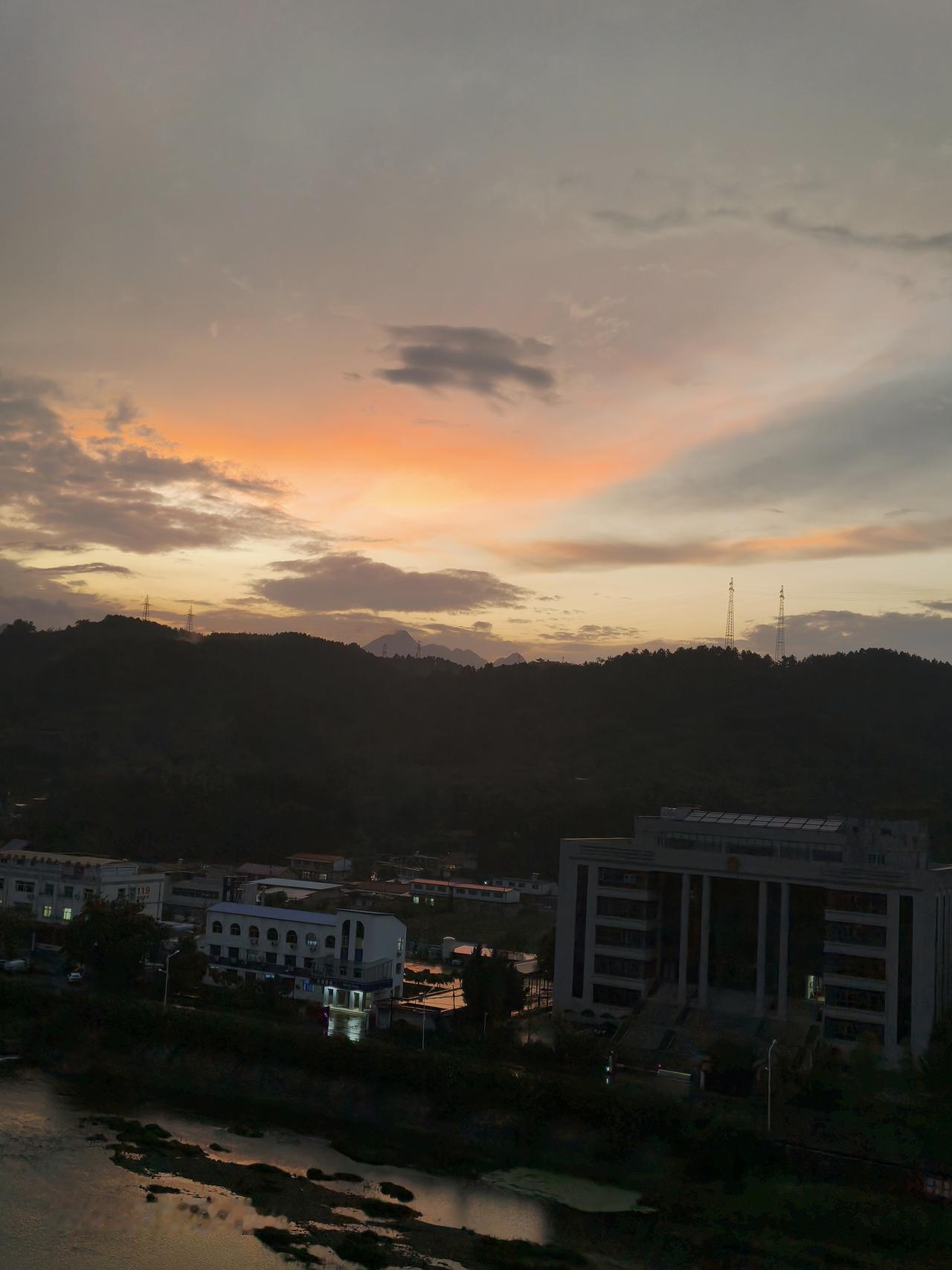 雨后的傍晚，天边那片霞光美得令人窒息！
原本阴沉的天空被染成了橙红，仿佛画家不小