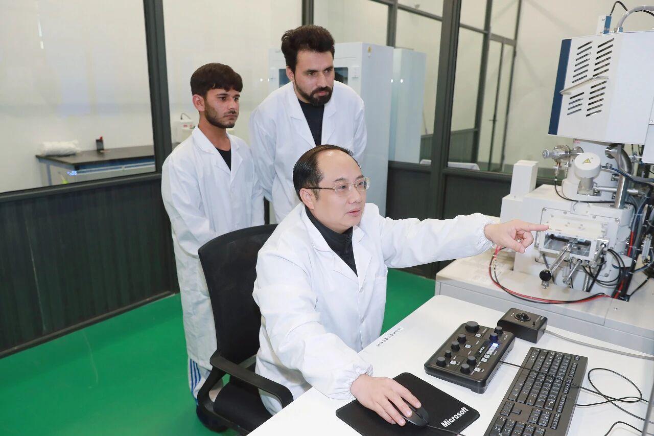 高中生骗得江苏科技大学首席科学家，我们的大学这么好糊弄吗？
 
郭伟，原籍江西吉