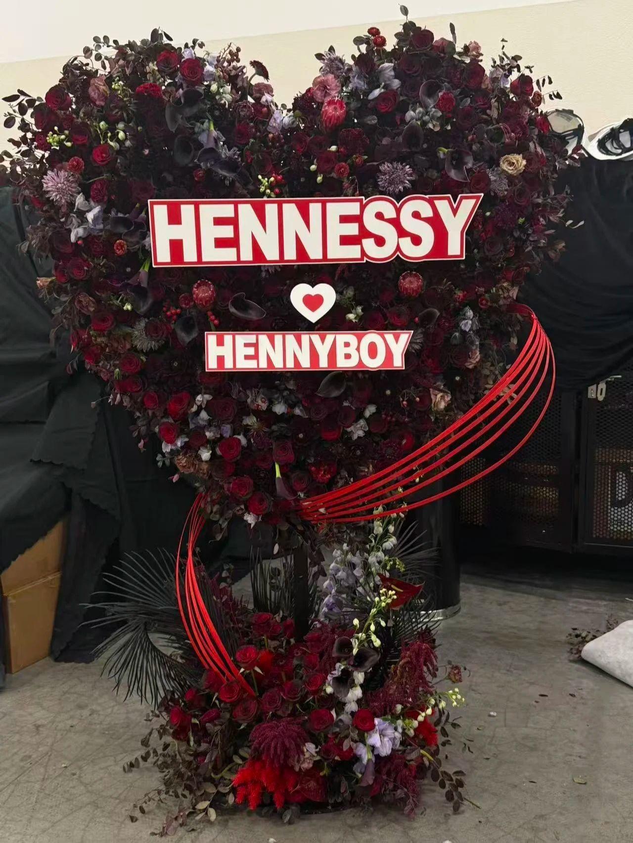 王嘉尔世巡澳门站D-1 品牌方送花💐。