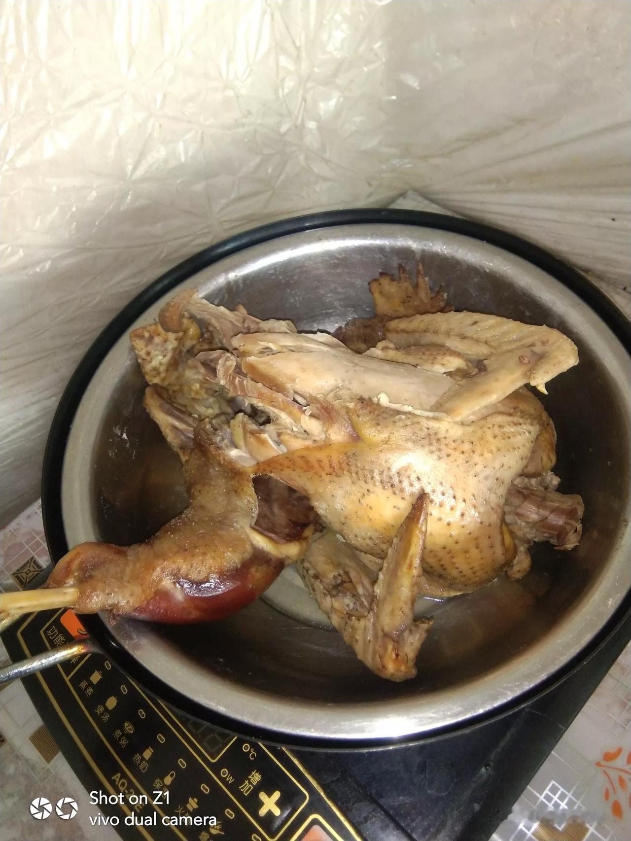 #分享我的今日美食#
有吃瓜群众，也有吃鸡个人。我就是。鸡可以炒着吃，也可以炖着