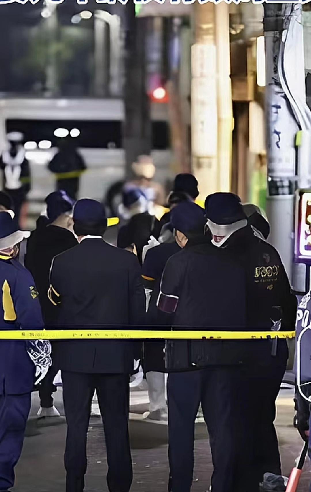 仅剩头部、手臂和腿部！
12月8日，日本东京一家成人娱乐商店的员工，

在清理办