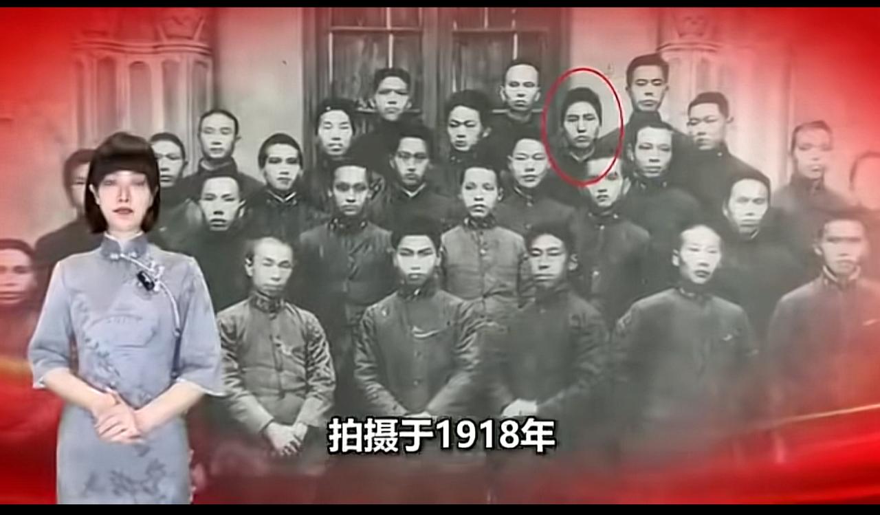 1918年，湖南省立第一师范第八班拍下这张珍贵的毕业合影，25岁的毛泽东位于四排