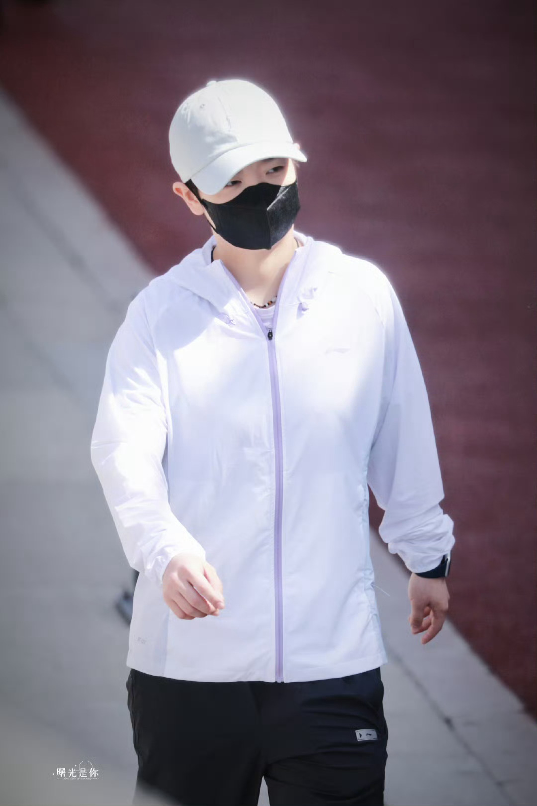 孙颖莎[超话]  孙颖莎  追光的小女孩，你已经是我们温暖的小太阳，照亮无数人，