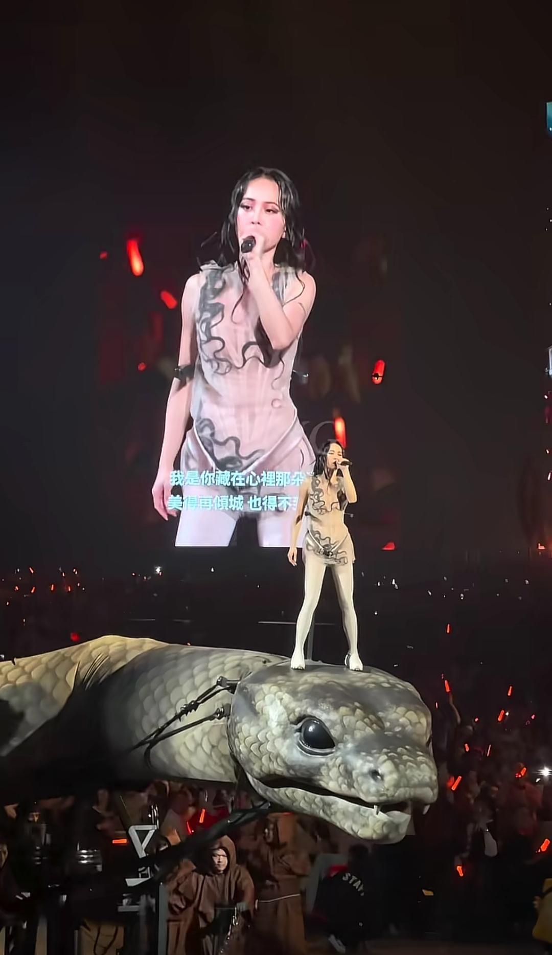 蔡依林演唱会遭举报！
现场虽震撼，却给人不佳之感！
有人称，这场演唱会好似一场大