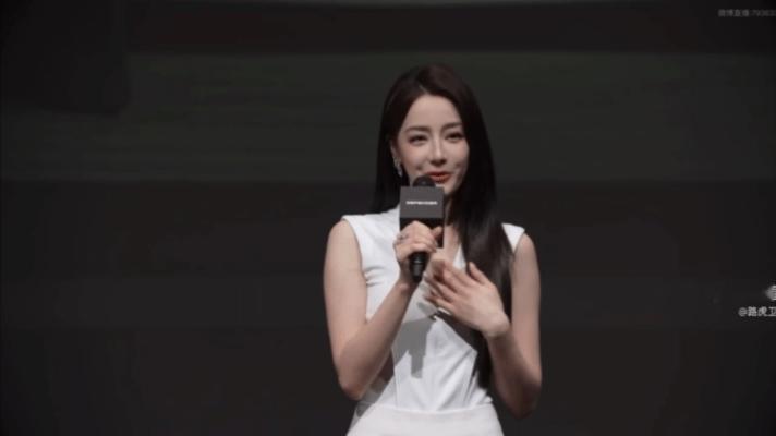 热巴在西岸 迪丽热巴的审美就是金字招牌，她认可的酷车自然错不了。实力与颜值双双在