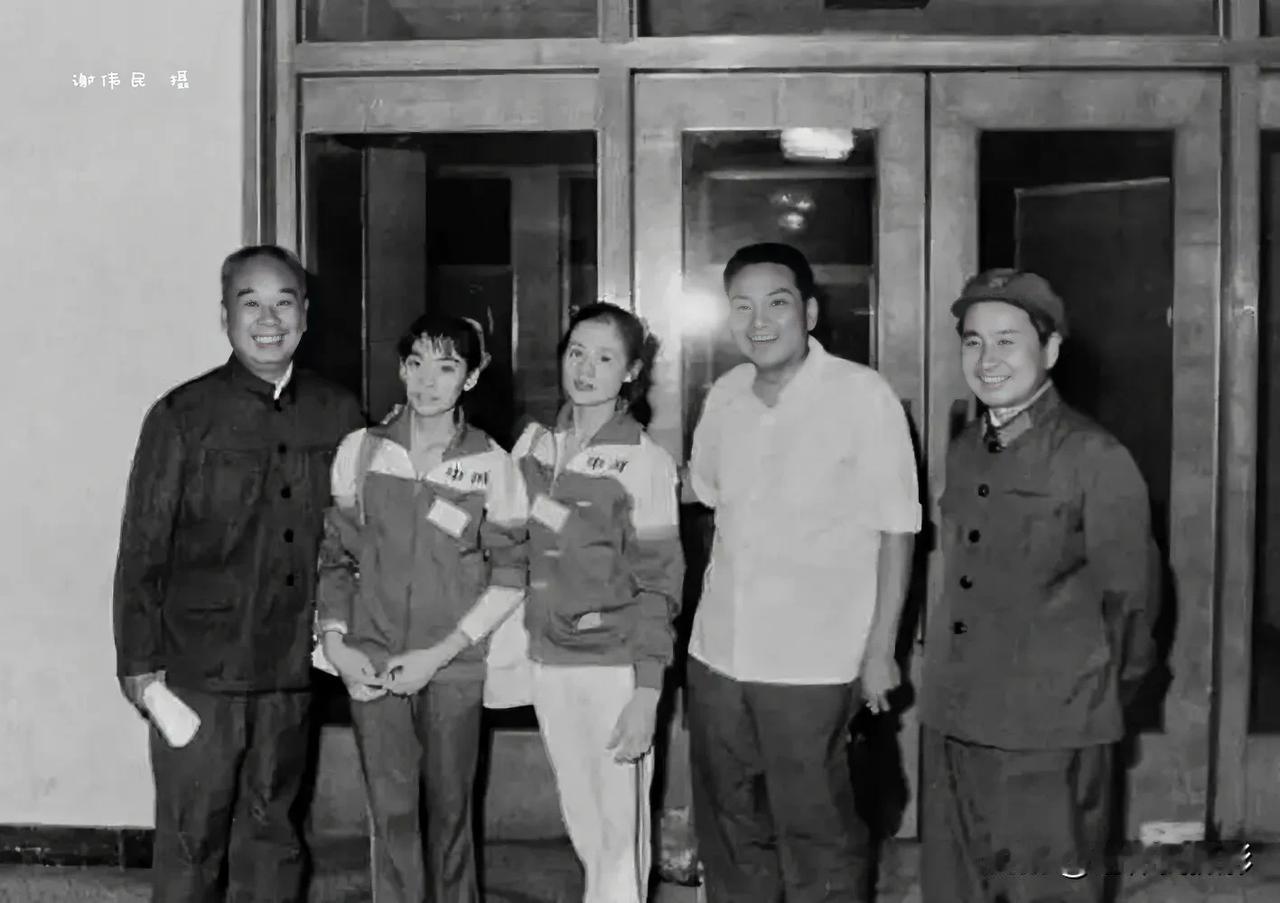 1983年9月28日。上海万体馆。参加全国体操锦标赛的解放军队女选手（ 左2为体