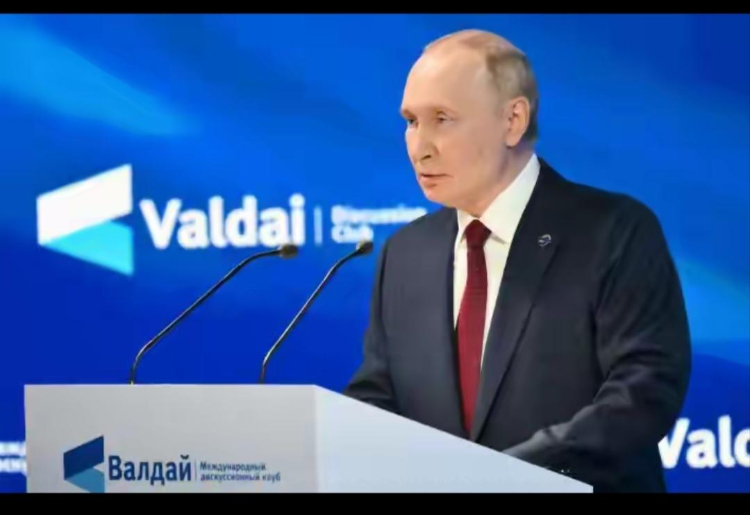 现在的局面是，俄罗斯直接发出了军事警告，美国总统特朗普亲自打电话来施压，国内经济