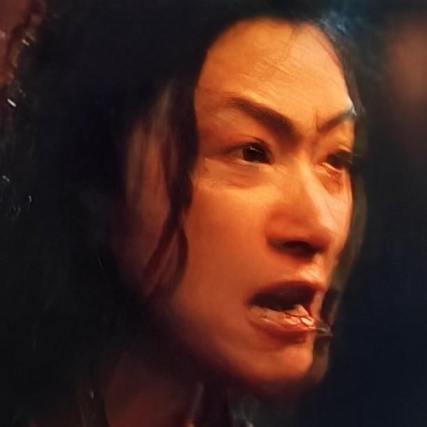 央视热播剧《八千里路云和月》中，丁玉娇在雨中痛斥那些不顾民族危亡，寻欢作乐的男人