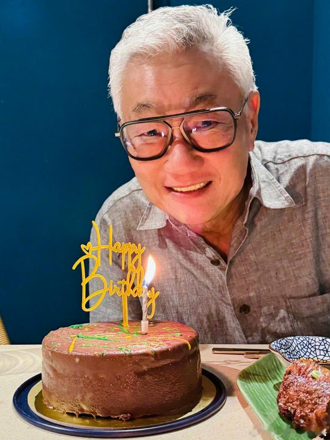 林俊杰晒照给父亲庆生原来明星和家人相处也这么接地气！林俊杰晒照祝爸爸生日快乐，画