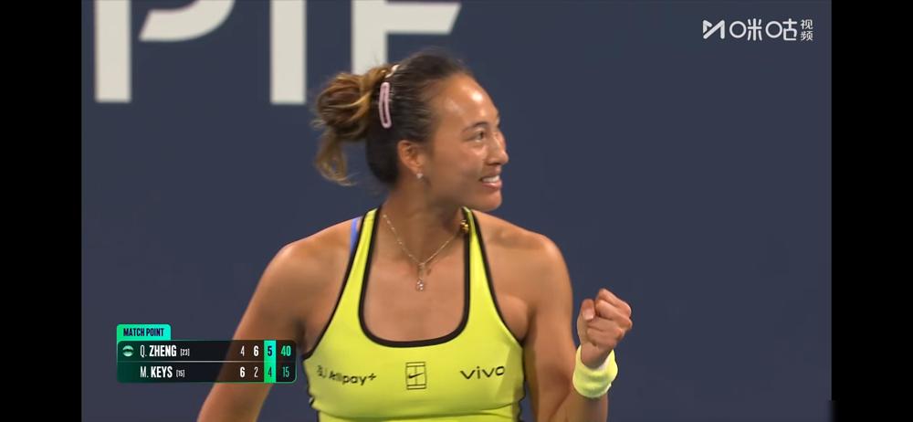 右肘挖出碎骨，积液一度飙回100%，郑钦文差点就告别网坛了。你再看她今天怎么把美