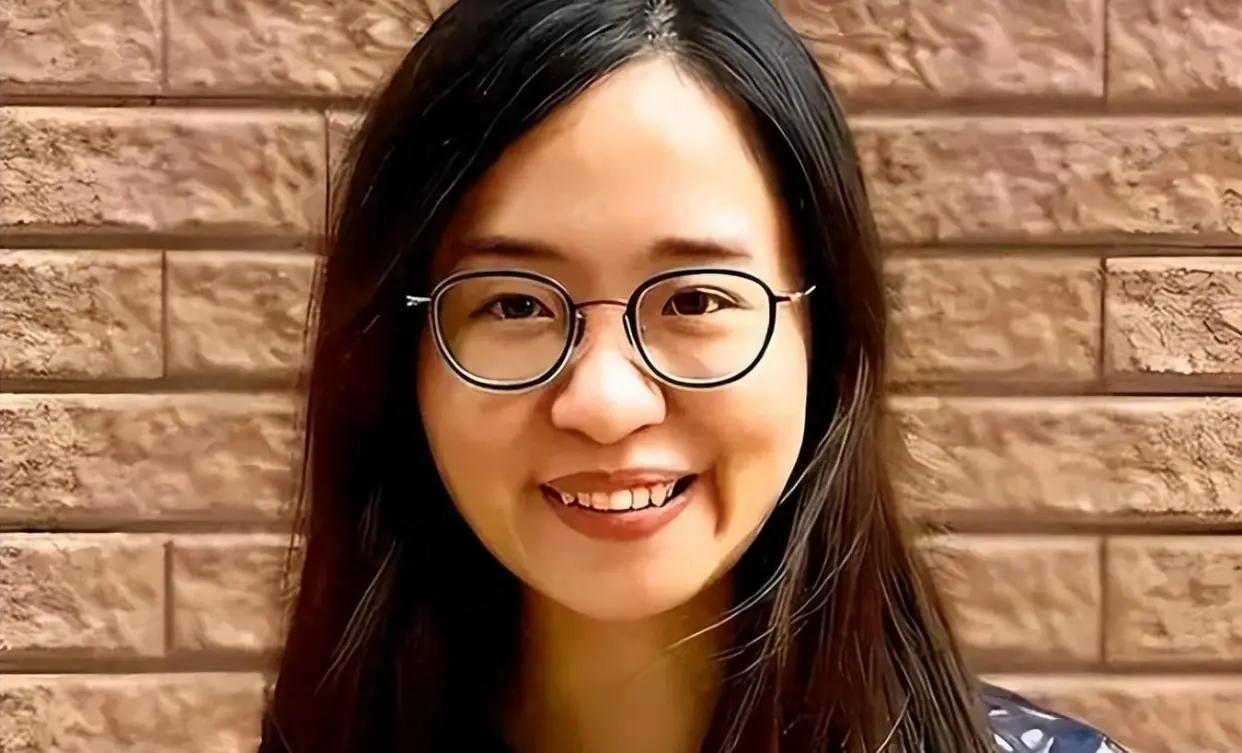 2022年，乱港分子何依琼，决定从香港移居至英国。然而，仅在抵达英国之后仅过了半