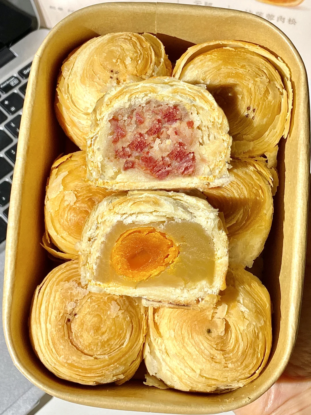 我很少用震撼形容一盒酥皮月饼。。。好吃s了😭