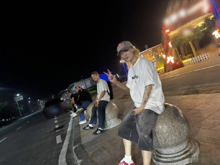 鹿晗发了二十张自拍谁能告诉我，这个石墩子在哪？我现在的任务：寻找鹿晗屁股坐过的墩