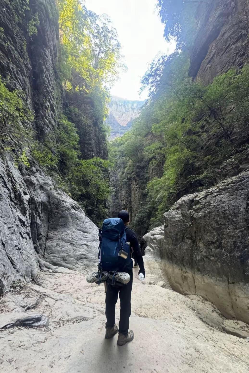 国庆有谁去江西望仙谷玩四天。徒步深山峡谷 徒步探秘峡谷 山野徒步日常 行走在峡谷