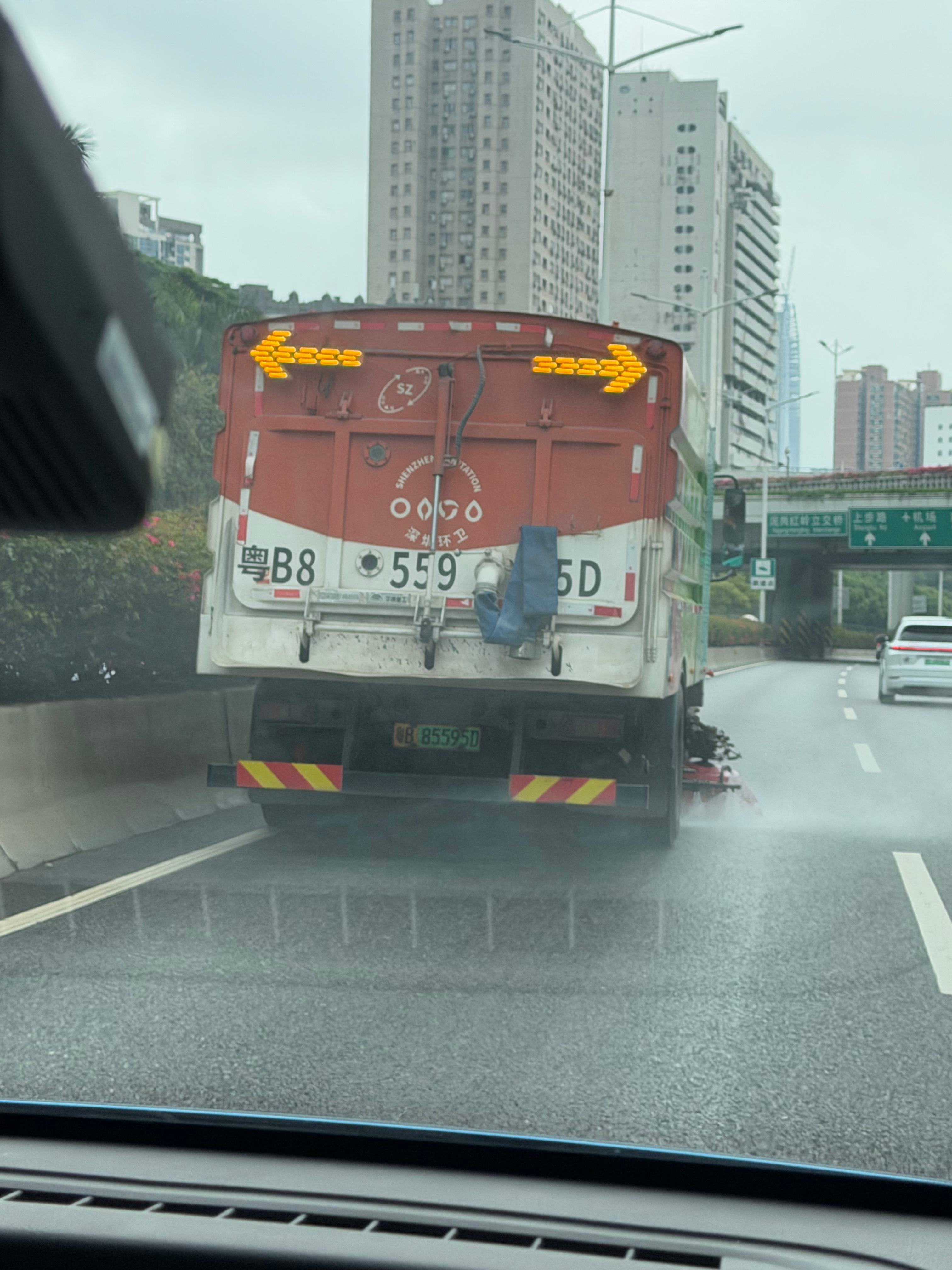 一直很无解的事儿，深圳只要一到周末，最繁忙的路段一定有这种车占据一条车道，龟速在