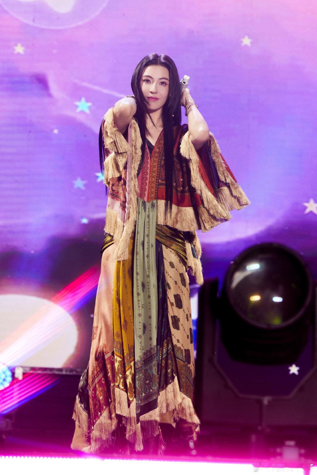 张柏芝奔跑这一幕张柏芝大屏的神来的张柏芝在演唱会上张开双臂、满脸笑容的这一幕太有