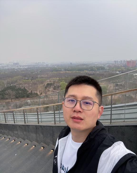 上南森 看北京
雾霾啥也看不见…哈哈哈哈
大概是个傻子 憨憨 憨厚老实人 北京雾