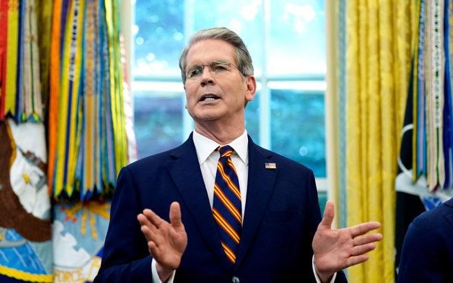 特朗普刚说完考虑逐步结束战争，又威胁伊朗若不开放海峡就摧毁其能源设施。
贝森特认