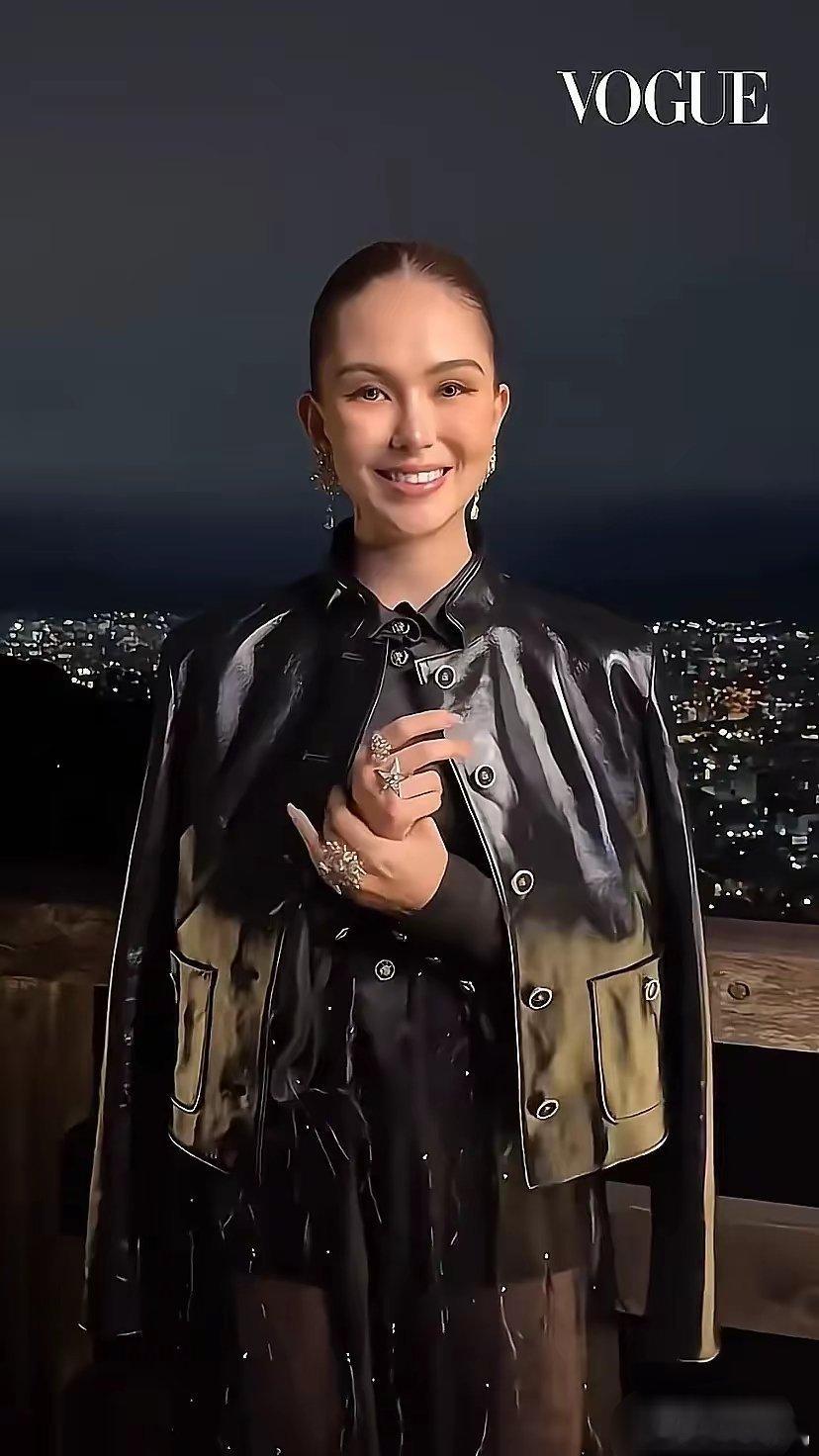 昆凌最新活动：医美过度？发际线高到差点认不出 ​​​