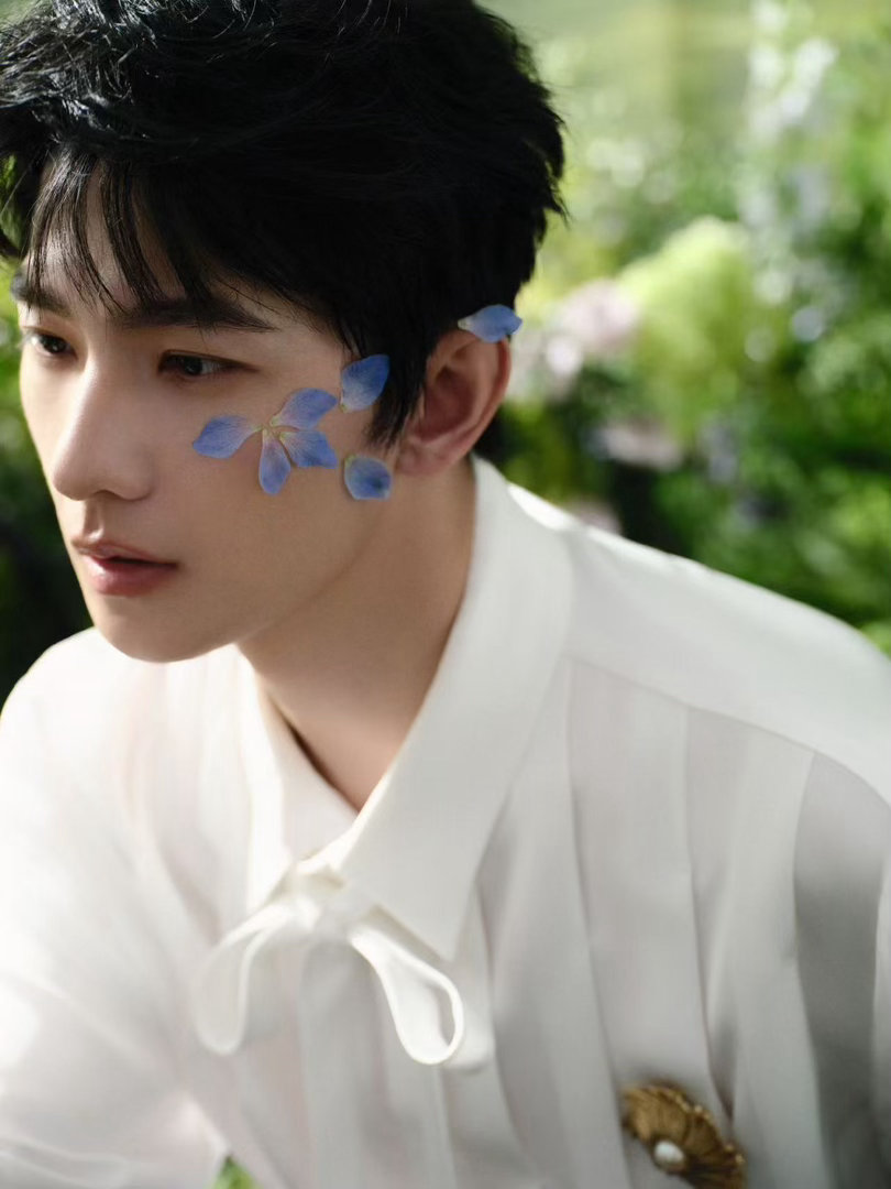 杨洋这溢出屏幕的生命力杨洋正值花期生日写真狠狠惊艳众人，鲜活又松弛，杨洋的好状态