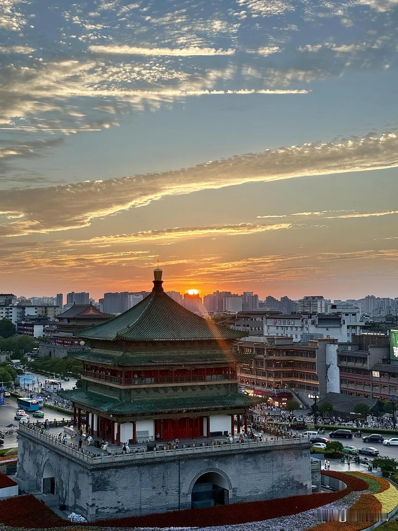 近日，西安的傍晚时分呈现出一幅令人叹为观止的天象画卷，云彩的形态与色彩极具特色，