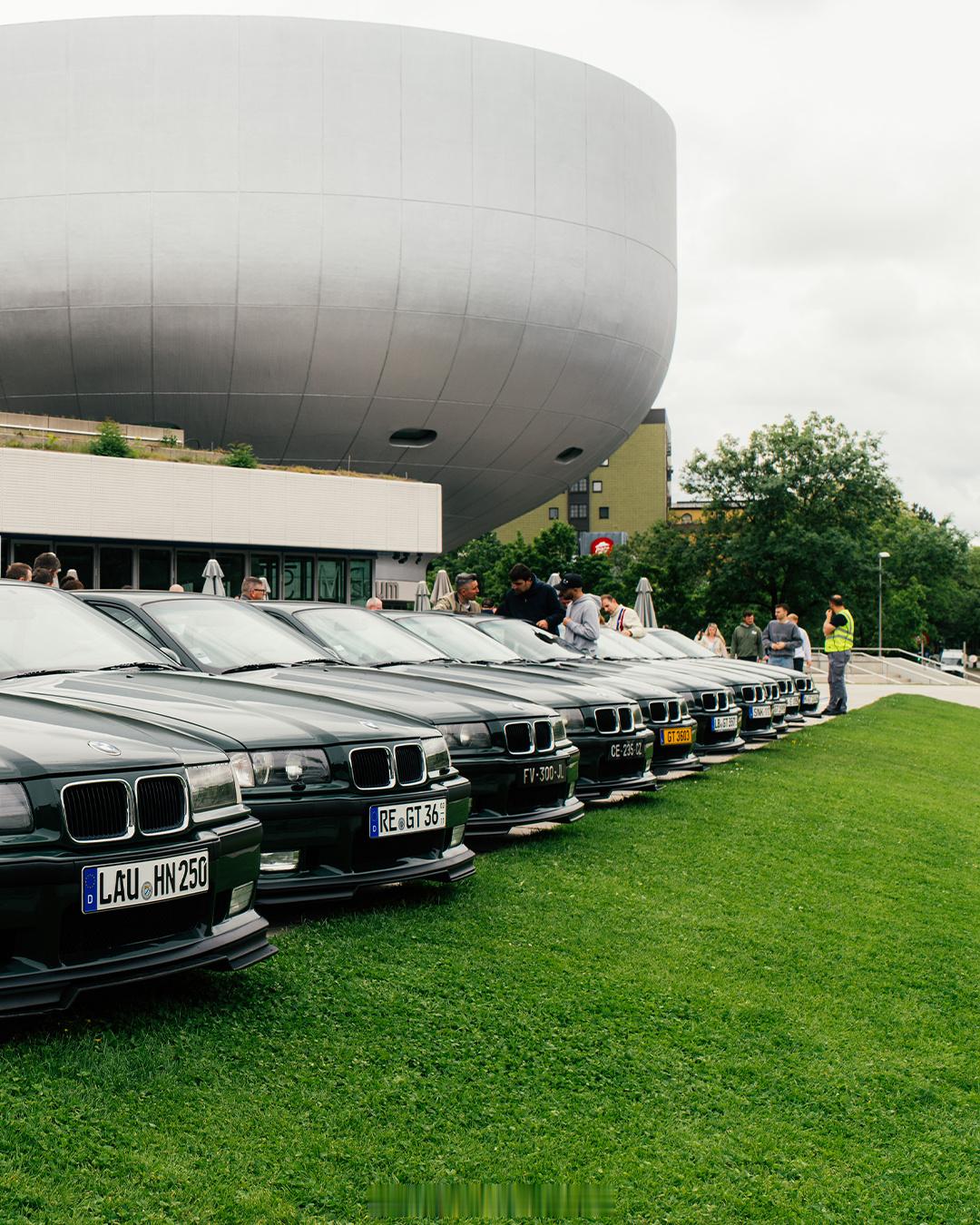 BMW博物馆前的E36 M3 GT小分队 iAcro[超话] ​​​