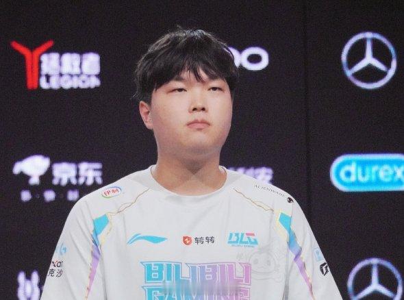 只玩真实！Bin曾和网友对喷维护Faker：Uzi和Faker都不配比何况一个吃