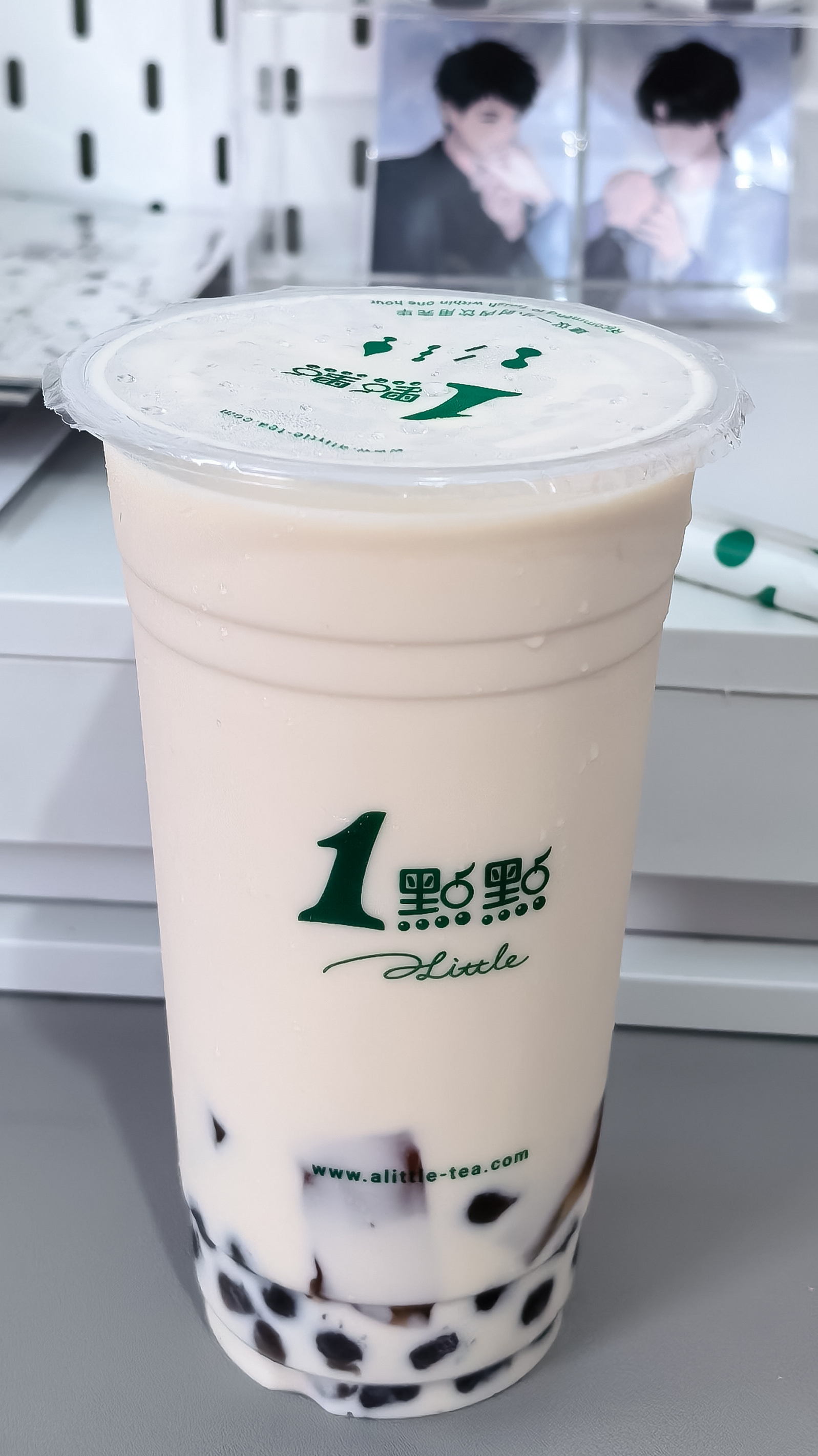 听了一屋暗灯就会爱上周三🥰一点点的藏青盐咸奶绿好喝 我觉得很清爽