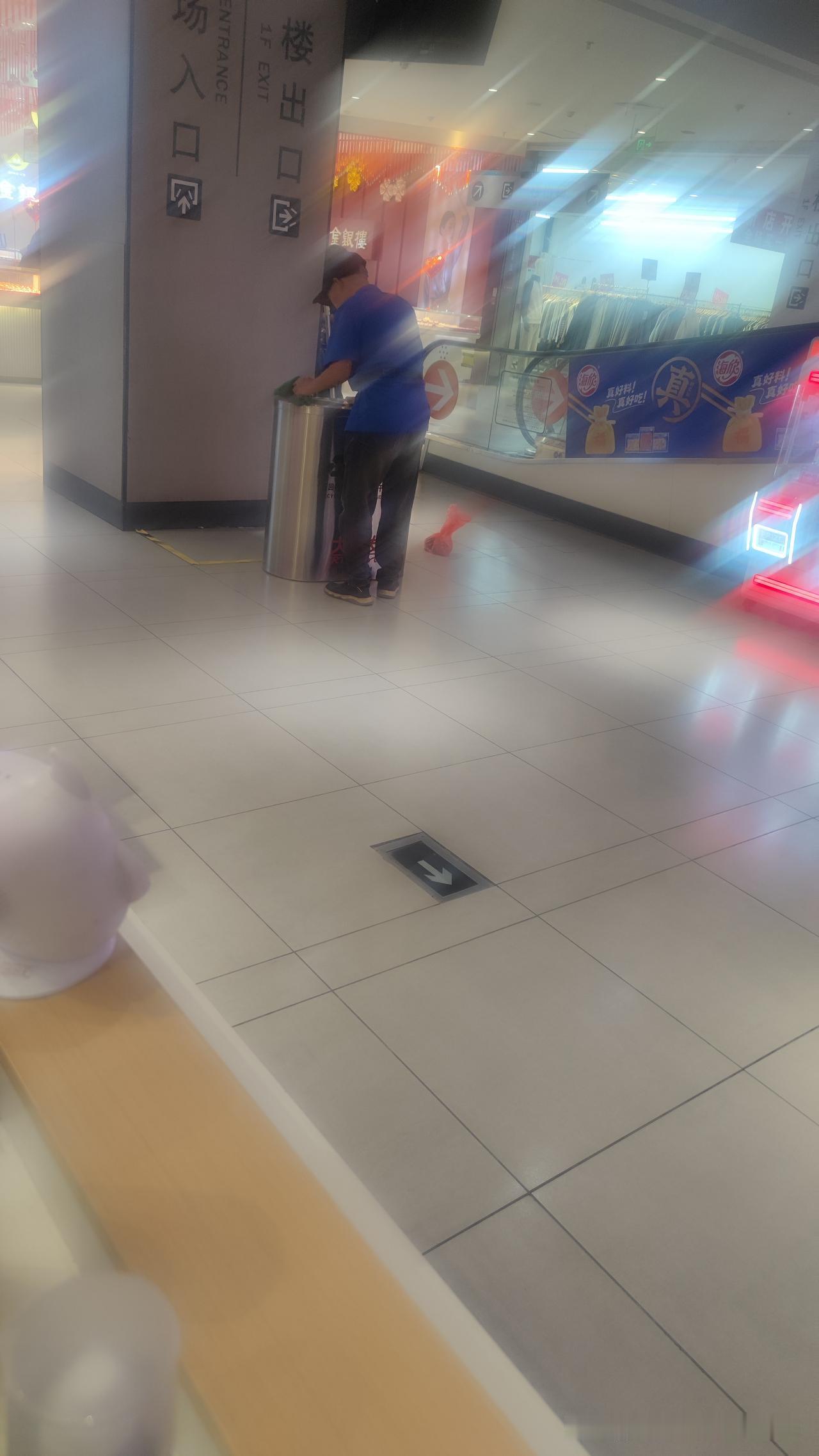 商场里干净的垃圾桶都是这样来的
