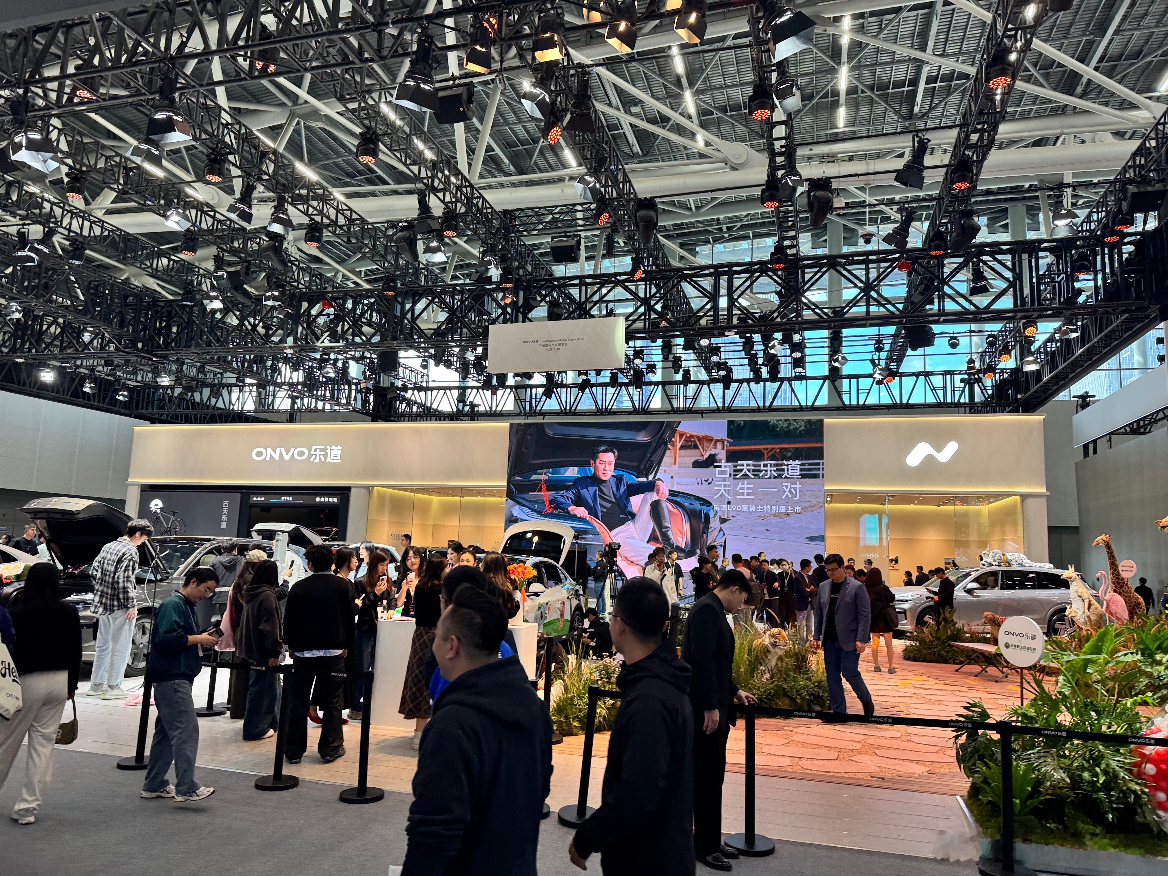 展台对着 丝毫不慌啊 