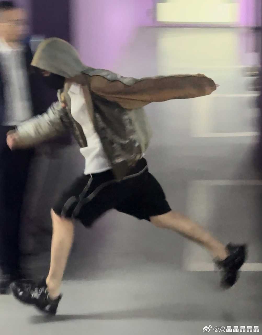 猜猜这是谁？猜猜这是什么时候的照片？