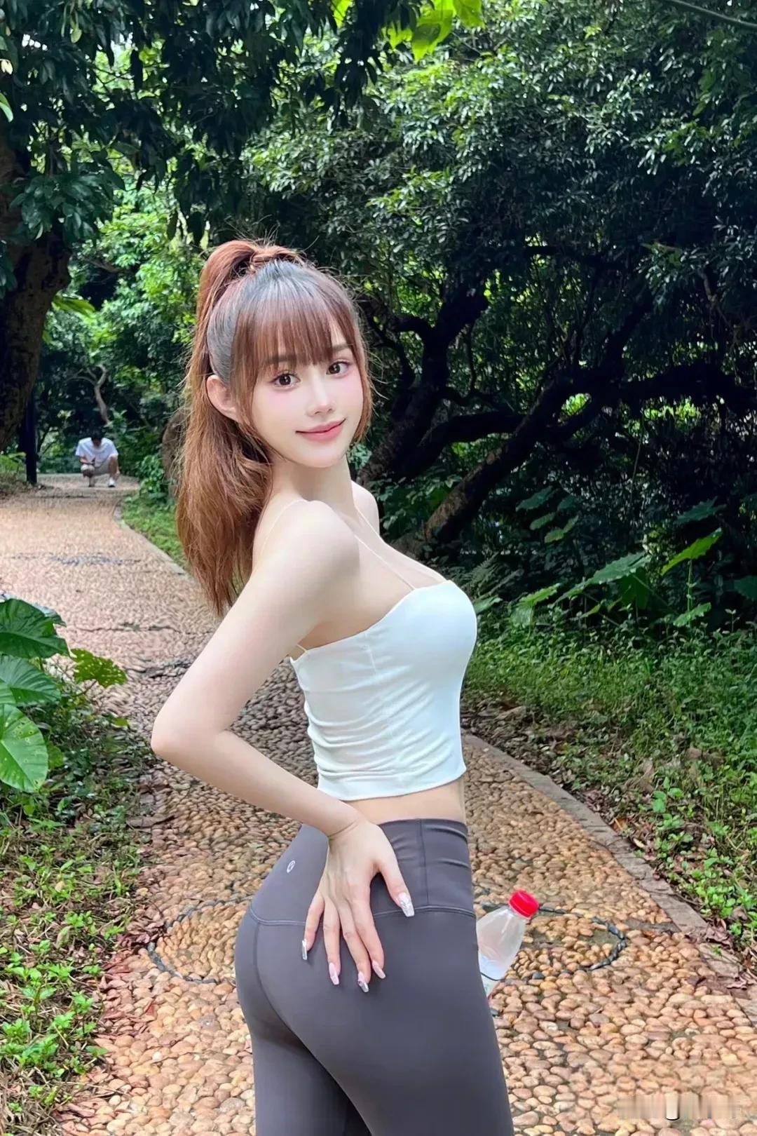 户外爬山遇到的妹子，身材真好，前突后挺，小蛮腰，简直是人间妖精！