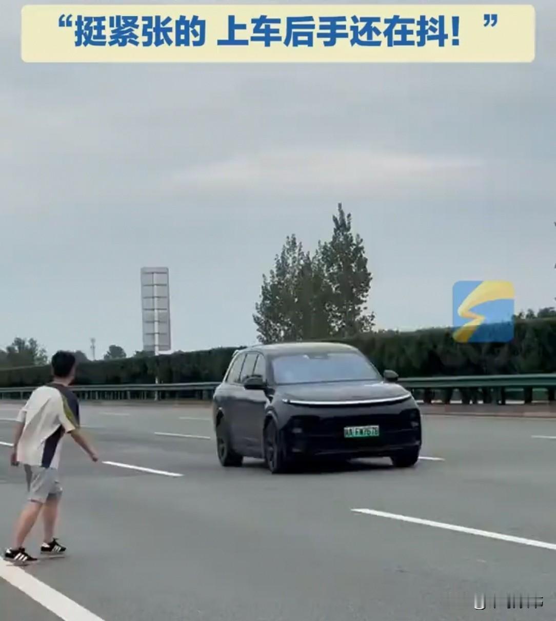河南商丘一男子在高速开车，见前头车都猛刹车。凑近一看，路上竟有张桌子！他赶紧停车