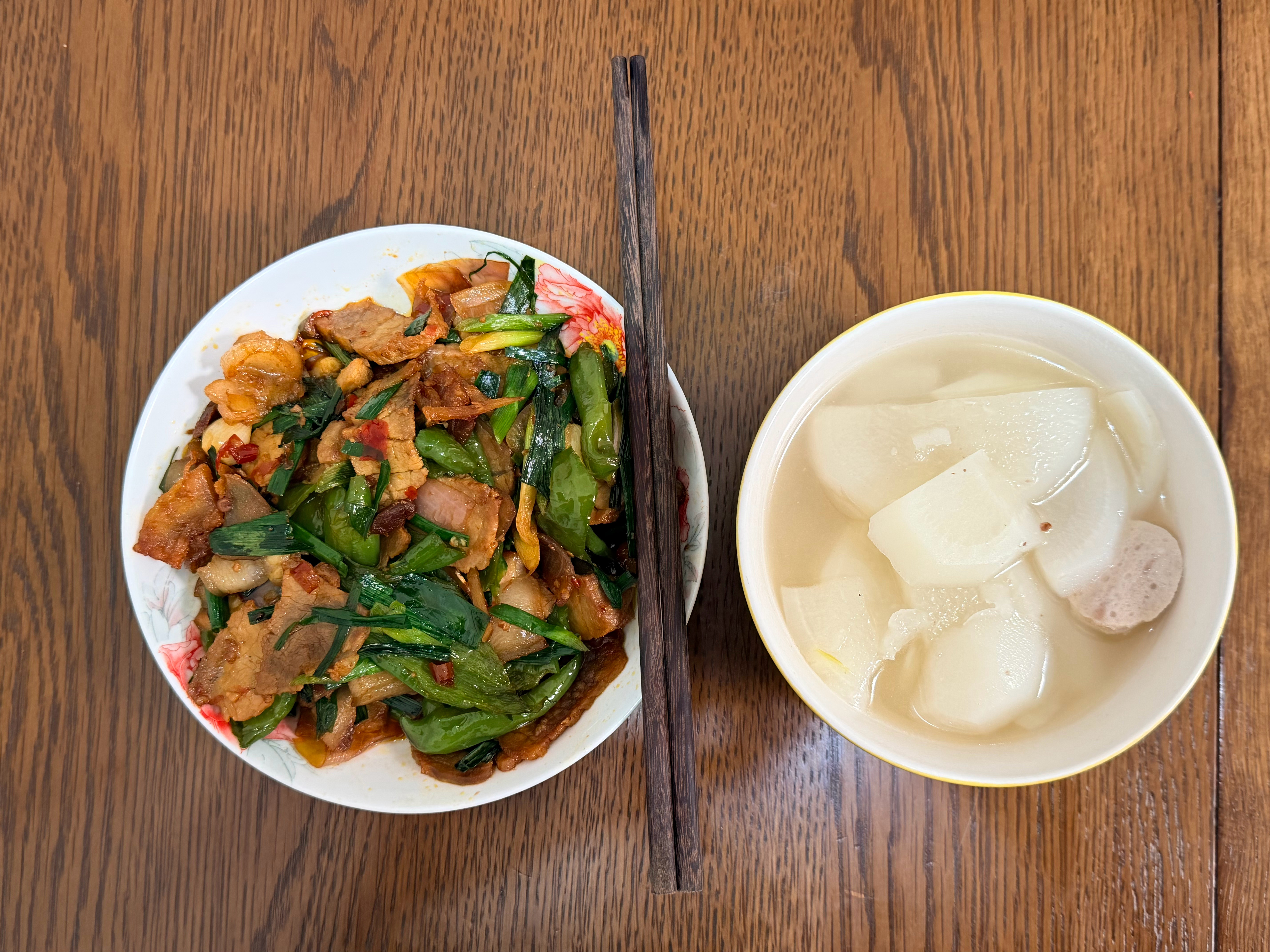 吃了吗？出去跑了一天，回到家还有一碗热汤和回锅肉吃……舒服了～ 