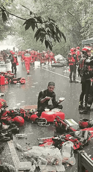 感动千万网友，广西加油原则上无人机不许吊人但人民大于原则