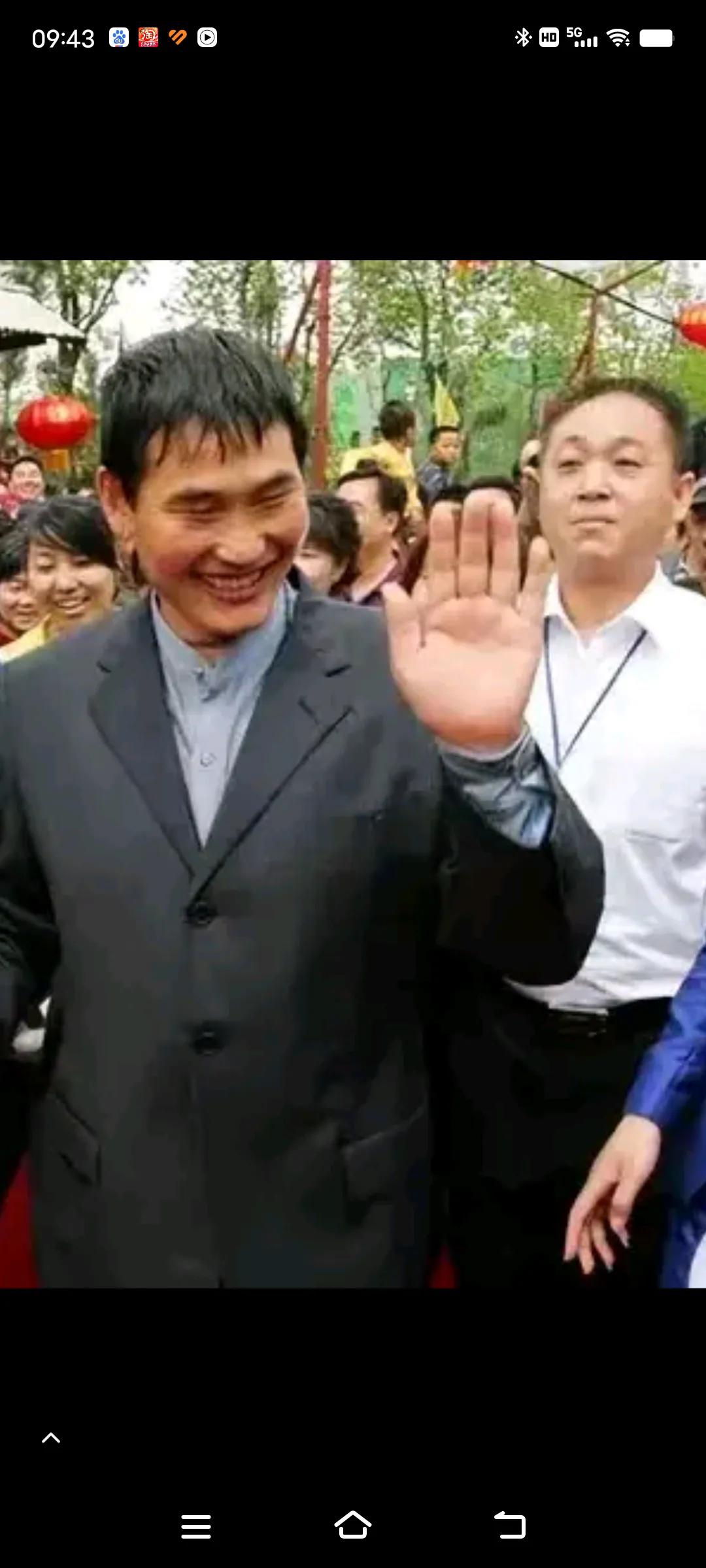 这位哪里还像一个农民歌手，看上去简直就是一位“省部级大领导”到菏泽视察工作来了，