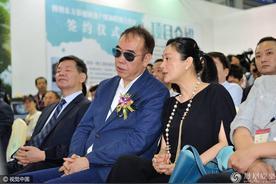 陈凯歌夫妇深圳露面，岁月这把刀太狠啦！
家人们！娱乐圈又有大瓜可以唠啦！陈凯歌夫