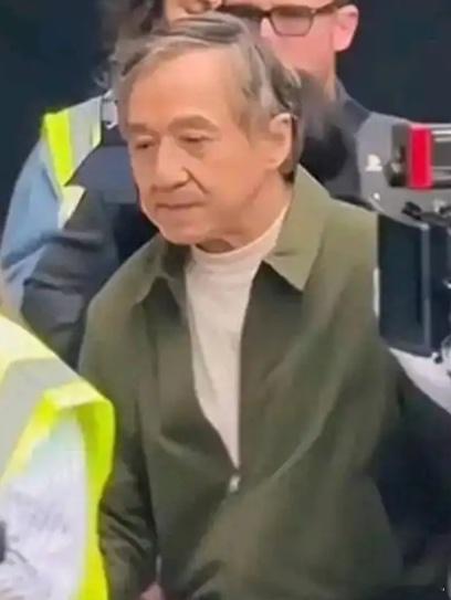 71岁成龙回应“龙叔老了” 71岁的成龙发视频回应自己衰老一事：“谢谢你们还记得