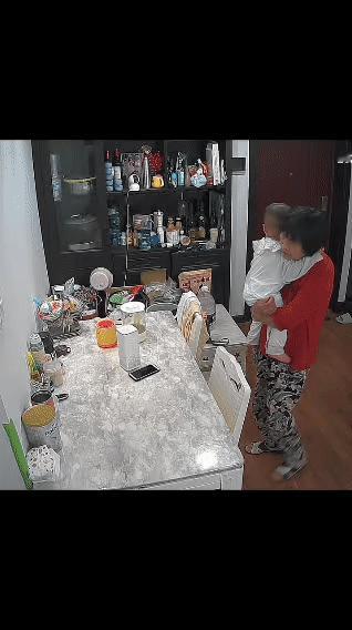 婆婆：这届年轻人套路深啊！
 
晚饭时，女子看着桌上饭菜，实在提不起劲，可又怕婆