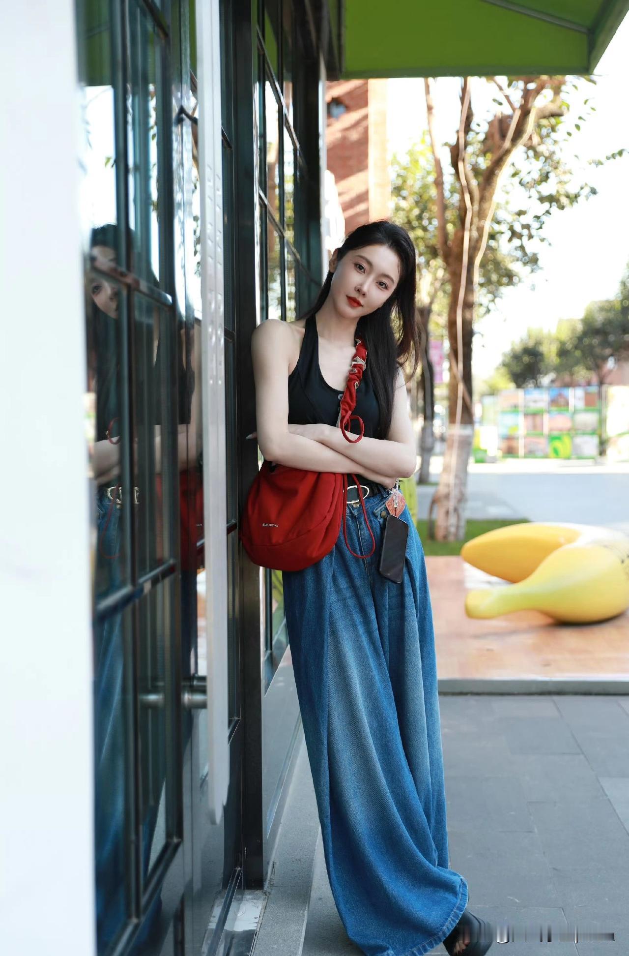 宣璐这身搭配也太让人眼前一亮了吧！
以前可能没太注意，但这一身简约造型把她的优势