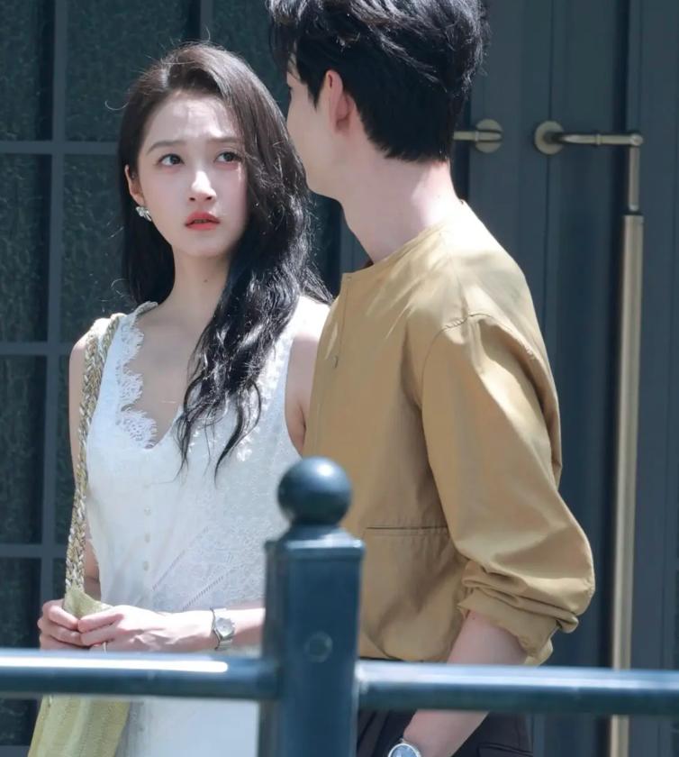 关晓彤颜值回升上了热搜，刚好是在前男友鹿晗被扒出来和司晓迪的绯闻之后。看来娱乐圈