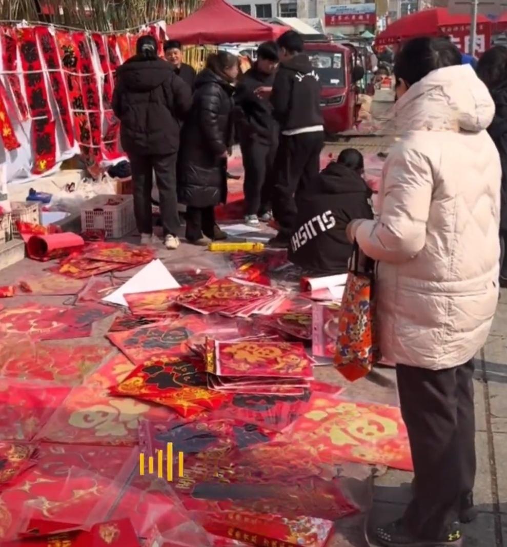 这两天，山东招远的街头被一抹“红”暖透了。就在大家忙着备年货时，一个14岁的男孩