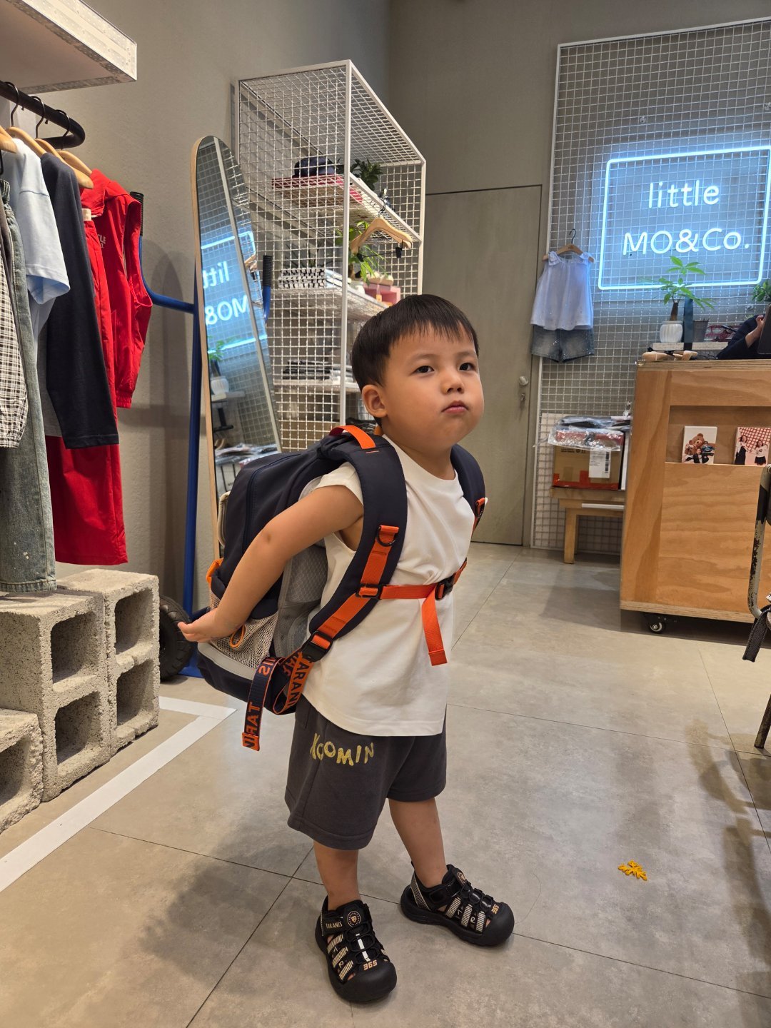 硬要买这么大的一个包我也不知道阿琛怎么想的 
